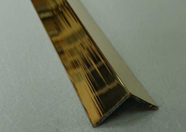 Уголок латунный