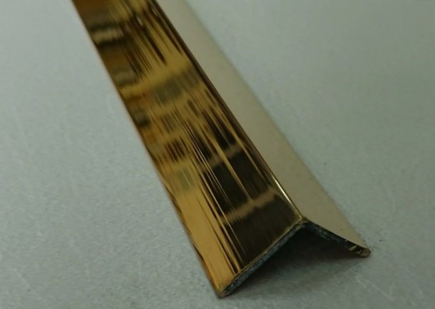 Уголок латунный